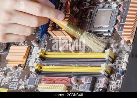 Computer Reparatur Reinigung von Komponenten, von Staub Stockfoto