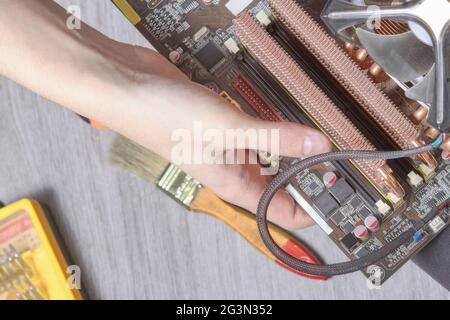 Computer Reparatur Reinigung von Komponenten, von Staub Stockfoto