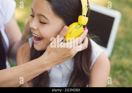 Kinder und Lehrer genießen in Park Stockfoto