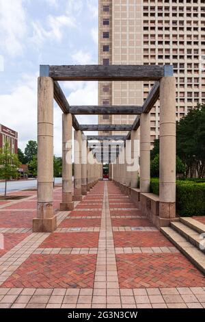 SPARTANBURG, SC, USA-13 JUNE 2021: Ein eleganter Säulengang neben den Büros von Denny. Stockfoto