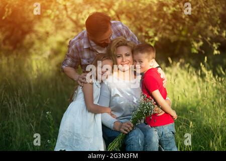 Junge Frau im Rollstuhl mit ihrer Familie. Family Portrait Stockfoto