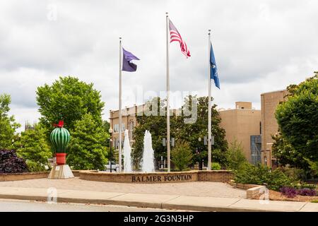 SPARTANBURG, SC, USA-13 JUNE 2021: Der Balmer-Brunnen, mit Fahnen und Skulpturen, auf dem Campus des Spartanburg Community College, Campus in der Innenstadt. H Stockfoto