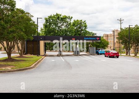 SPARTANBURG, SC, USA-13 JUNE 2021: A Bank of America Dirve-Thru for Transactions including ATM Access. Horizontales Bild. Stockfoto