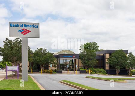 SPARTANBURG, SC, USA-13 JUNE 2021: Ein Zweiggebäude der Bank of America, Schild und Logo. Horizontales Bild. Stockfoto