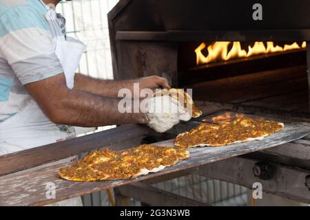 Lahmacun, türkischer Pizzapfannkuchen mit Fleischfüllung Stockfoto