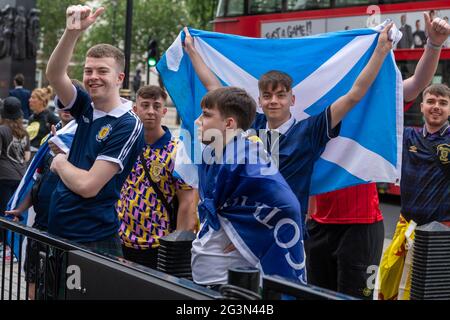London, Großbritannien. Juni 2021. Schottische Fußballfans vor der Downing Street vor dem Euros-Fußballspiel. Kredit: Ian Davidson/Alamy Live Nachrichten Stockfoto