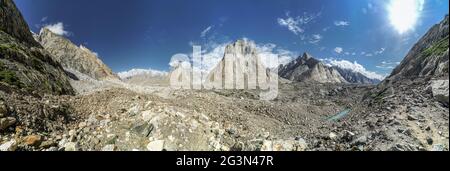 Atemberaubende Panorama der Karakorum-gebirge von Baltoro Gletscher auf schönen sonnigen Tag. Stockfoto