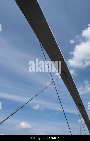 Metallbogenkonstruktion mit Kabeln der 'Hoge Brug' (Hochbrücke), einer modernen Brücke für Fußgänger und Radfahrer über die Maas Stockfoto