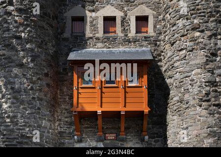 Holzhaus über dem Stadttor-Durchgang Helpoort (Höllentor) zum Stadtzentrum mit Teilen der alten Stadtmauer in Maastricht, Niederlande Stockfoto