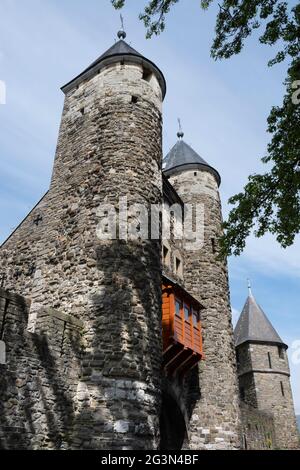 Historisches Stadttor Helpoort (Höllentor) zum Stadtzentrum mit Teilen der alten Stadtmauer in Maastricht, dem ältesten erhaltenen Stadttor im Neth Stockfoto