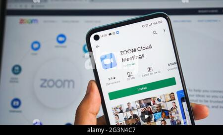 Zoom App Display auf Smartphone, Hand des Mannes hält Handy : Indonesien, Pekanbaru - 11. Juni 2021 Stockfoto