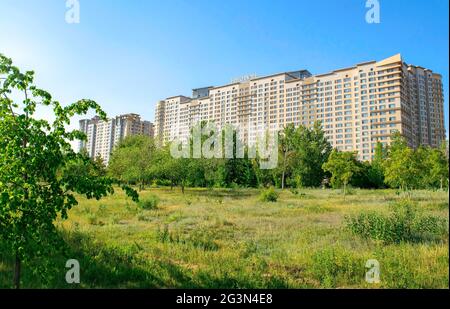 Blick auf den Wohnkomplex Highvill vom Presidential Park am Tag des Tages. Blauer, heller Himmel im Sommer in der Hauptstadt von Kasachstan. Stockfoto