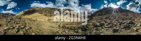 Malerisches Panorama des Sonnenuntergangs hinter den Bergen in Kaschmir Stockfoto