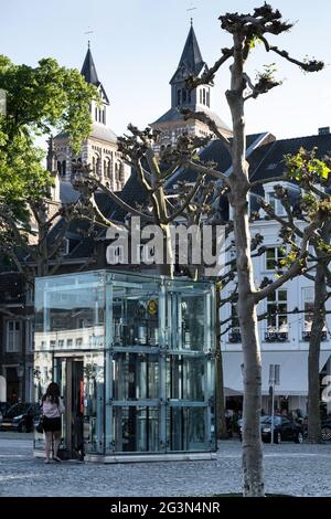 Die Menschen betreten ein oberirdisch erbautes Gebäude mit Glasaufzügen, das zu einer Parkgarage auf dem Vrijthof in Maastricht führt Stockfoto