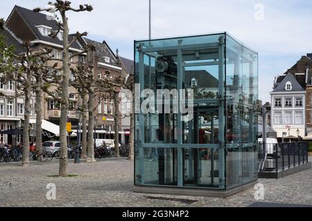 Die Menschen betreten ein oberirdisch erbautes Gebäude mit Glasaufzügen, das zu einer Parkgarage auf dem Vrijthof in Maastricht führt Stockfoto