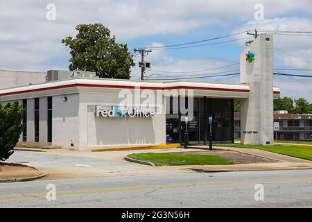 SPARTANBURG, SC, USA-13 JUNE 2021: Außenansicht eines lokalen FedEx-Büros. Gebäude, Schild und Logo. Horizontales Bild. Stockfoto