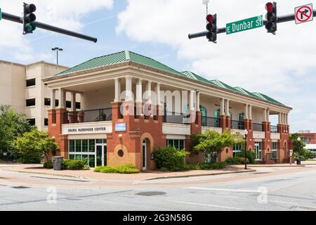 SPARTANBURG, SC, USA-13 JUNE 2021: Der Busbahnhof Spartanburg in Dunbar und Liberty Streets. Von Greyhound bedient. Horizontales Bild. Diagonale Ansicht Stockfoto