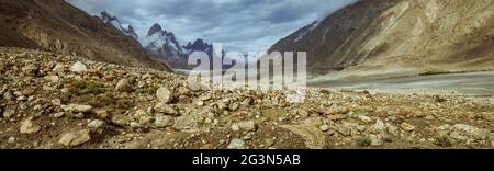 Panorama der wunderschönen Karakorum-gebirge mit majestätischen Gipfel der Trango Towers über Baltoro Gletscher. Stockfoto