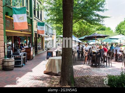 SPARTANBURG, SC, USA-13 JUNE 2021: Kunden an Bürgersteig-Tischen im Delaney's Irish Pub. Horizontales Bild. Stockfoto