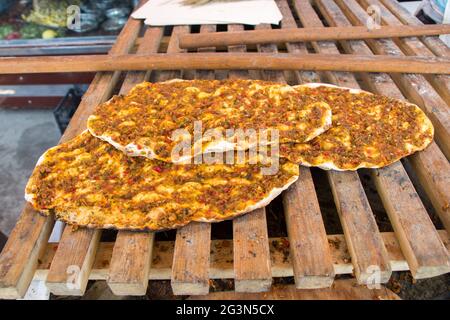 Lahmacun, türkischer Pizzapfannkuchen mit Fleischfüllung Stockfoto