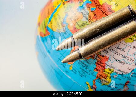 Kugel auf Globus als Konzept gegen den Krieg Stockfoto