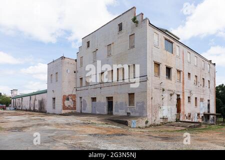 SPARTANBURG, SC, USA-13 JUNE 2021: Verlassene Industrie- oder Geschäftsgebäude in der Innenstadt. Abnehmende Perspektive. Horizontales Bild. Stockfoto