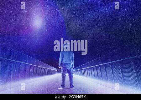 Eine geheimnisvolle Kapuzenfigur, die auf einem Pfad steht. Silhouetten gegen helle Lichter in der Nacht. Blick auf ein UFO am Himmel. Überdeckt mit einem Neon, Retro Stockfoto