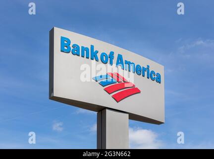 SPARTANBURG, SC, USA-13 JUNE 2021: Ein Bank of America Zeichen und Logo vor blauem Himmel. Horizontales Bild. Stockfoto
