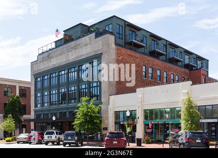 SPARTANBURG, SC, USA-13 JUNE 2021: Das historische Gebäude von Aug Smith mit Dachterrasse. Horizontales Bild. Stockfoto