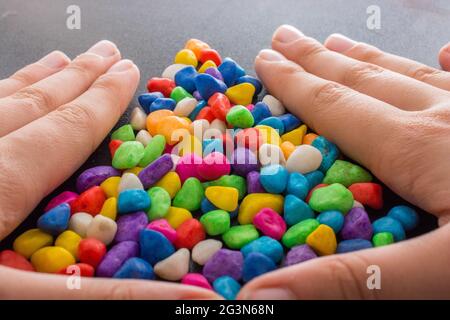 Haufen von bunten Kieselsteinen als Steinhintergrund Stockfoto
