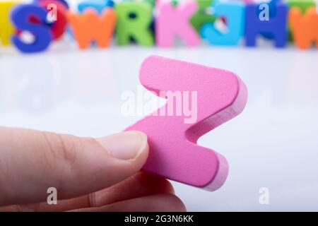 Hand hält Buchstabenwürfel Z des Alphabets Stockfoto