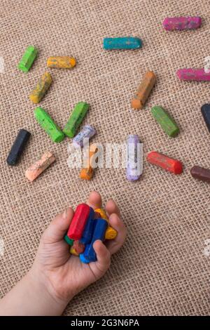 Verwendete Farbe buntstiften und einer Kleinkinder Hand Stockfoto