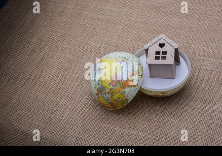 Modellhaus und eine Kugel auf Leinwand Stockfoto