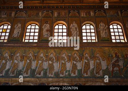 Ravenna. Basilika Sant'Apollinare Nuovo. Die linken seitlichen Wandmosaiken. Stockfoto