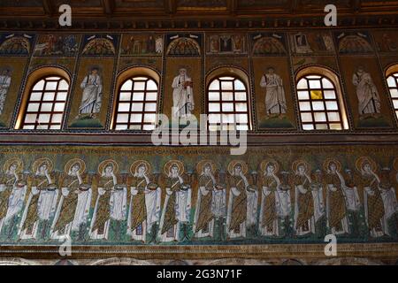 Ravenna. Basilika Sant'Apollinare Nuovo. Die linken seitlichen Wandmosaiken. Stockfoto