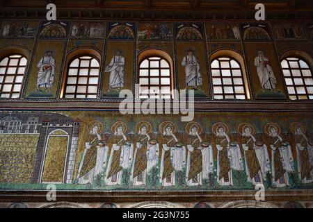 Ravenna. Basilika Sant'Apollinare Nuovo. Die linken seitlichen Wandmosaiken. Stockfoto