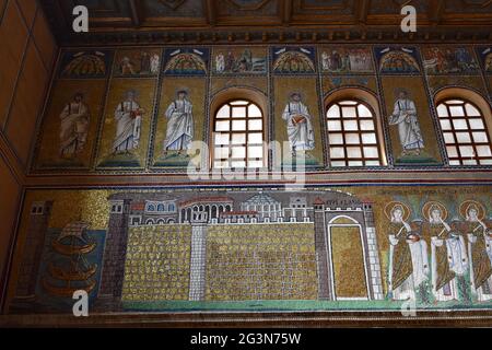 Ravenna. Basilika Sant'Apollinare Nuovo. Die linken seitlichen Wandmosaiken. Stockfoto