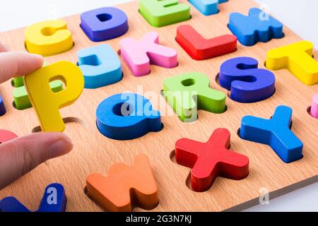 Bunte Buchstabenblöcke an Bord auf Weiß Stockfoto
