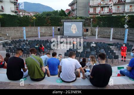 Baronissi, Italien. Juni 2021. (6/16/2021) in der Municipal Arena, die Pino Daniele gewidmet ist, hat die Stadtverwaltung einen Maxi-Bildschirm eingerichtet, um Fans der Stadt die Teilnahme an den Fußballspielen Italiens bei den European 2020 zu ermöglichen. Fußballspiel Italien gegen schweiz 3 - 0 . Öffentlicher Hilfsdienst des Katastrophenschutzverbandes „Il Punto“ aus Baronissi. (Foto: Pasquale Senatore/Pacific Press/Sipa USA) Quelle: SIPA USA/Alamy Live News Stockfoto