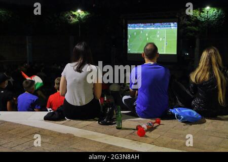 Baronissi, Italien. Juni 2021. (6/16/2021) in der Municipal Arena, die Pino Daniele gewidmet ist, hat die Stadtverwaltung einen Maxi-Bildschirm eingerichtet, um Fans der Stadt die Teilnahme an den Fußballspielen Italiens bei den European 2020 zu ermöglichen. Fußballspiel Italien gegen schweiz 3 - 0 . Öffentlicher Hilfsdienst des Katastrophenschutzverbandes „Il Punto“ aus Baronissi. (Foto: Pasquale Senatore/Pacific Press/Sipa USA) Quelle: SIPA USA/Alamy Live News Stockfoto