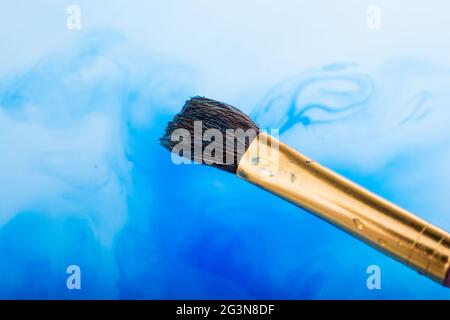 Aquarellfarbe löst sich in Wasser auf Stockfoto