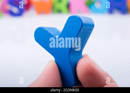 Hand hält Buchstabenwürfel Y des Alphabets Stockfoto