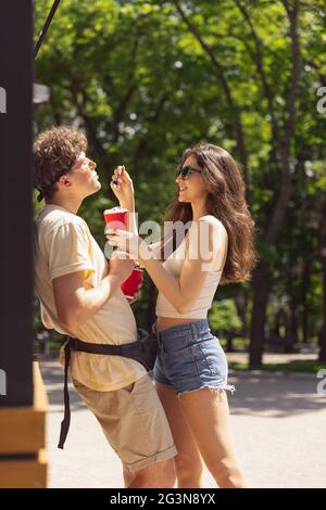 Glücklich attraktives junges Paar romantisch essen eine frische Pizza im Freien. Stockfoto