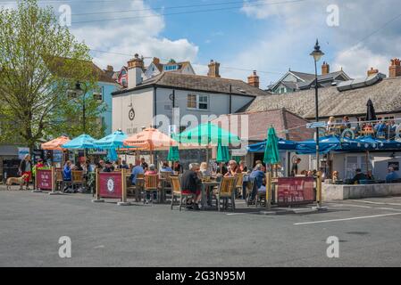 Salcombe Stadt Devon, Blick auf Menschen, die an Tischen im Freien im Hafengebiet von Salcombe, Devon, England, essen Stockfoto