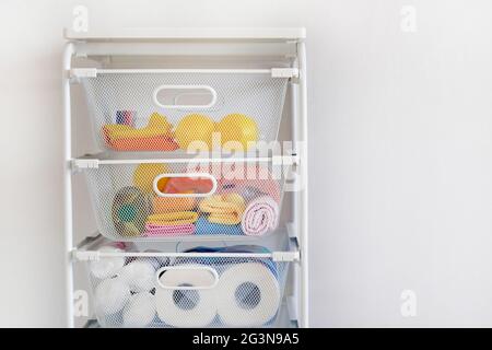 Reinigungskonzept. Reinigungsmittel, Reinigungsmittel und Werkzeuge für den Reinigungsraum. Zimmermädchen oder Hausfrau speichert Haushaltsartikel. Stockfoto