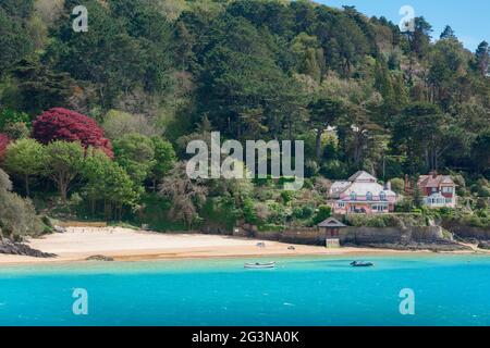 Staycation UK, Blick im Sommer auf den Strand in Small's Cove nahe East Portlemouth in der Salcombe Mündung, South Hams, Devon, England, Großbritannien Stockfoto