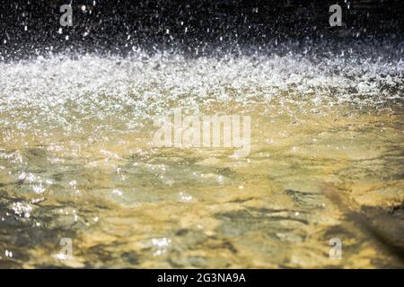Kleiner Wasserfall, der in einen kleinen See fließt Stockfoto