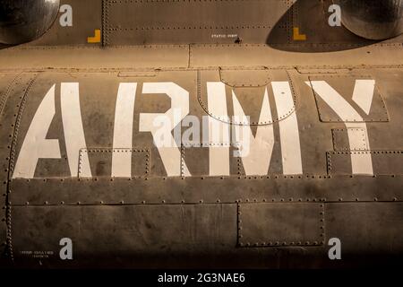 Armeemarkierung auf der Seite des alten Militärhubschraubers Stockfoto