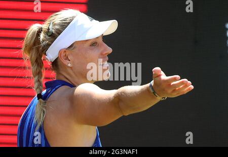 Berlin, Deutschland. Juni 2021. Tennis: WTA Tour, Singles, 2. Runde Kerber (Deutschland) - Azarenka (Weißrussland) im Steffi Graf Stadium. Angelique Kerber ist verärgert. Quelle: Wolfgang Kumm/dpa/Alamy Live News Stockfoto