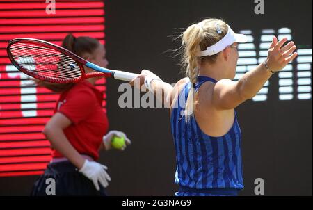 Berlin, Deutschland. Juni 2021. Tennis: WTA Tour, Singles, 2. Runde Kerber (Deutschland) - Azarenka (Weißrussland) im Steffi Graf Stadium. Angelique Kerber ist verärgert. Quelle: Wolfgang Kumm/dpa/Alamy Live News Stockfoto